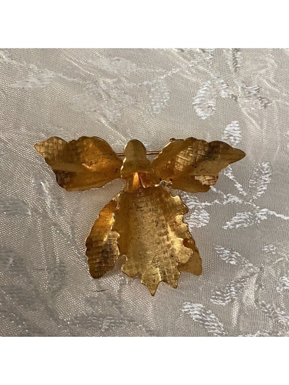 Beautiful Whimsy Textured Gold Tone 3D Vintage 70's Orchid Flower Brooch